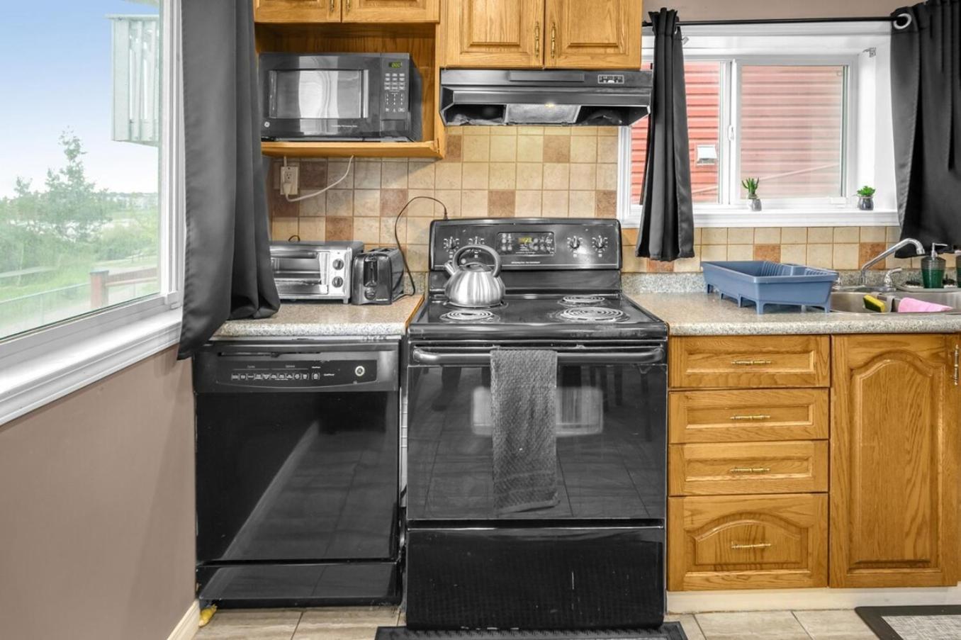 52-3 Bed Suite On Lake Central Ac By Airport YYC 외부 사진