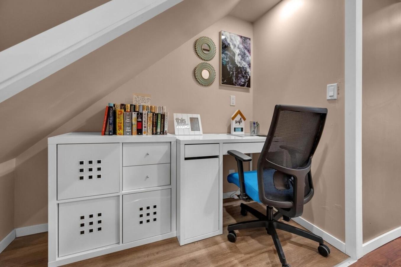 52-3 Bed Suite On Lake Central Ac By Airport YYC 외부 사진