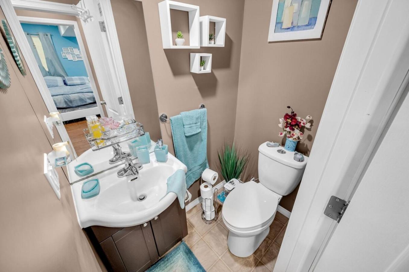 52-3 Bed Suite On Lake Central Ac By Airport YYC 외부 사진