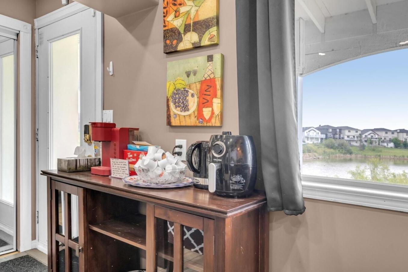 52-3 Bed Suite On Lake Central Ac By Airport YYC 외부 사진