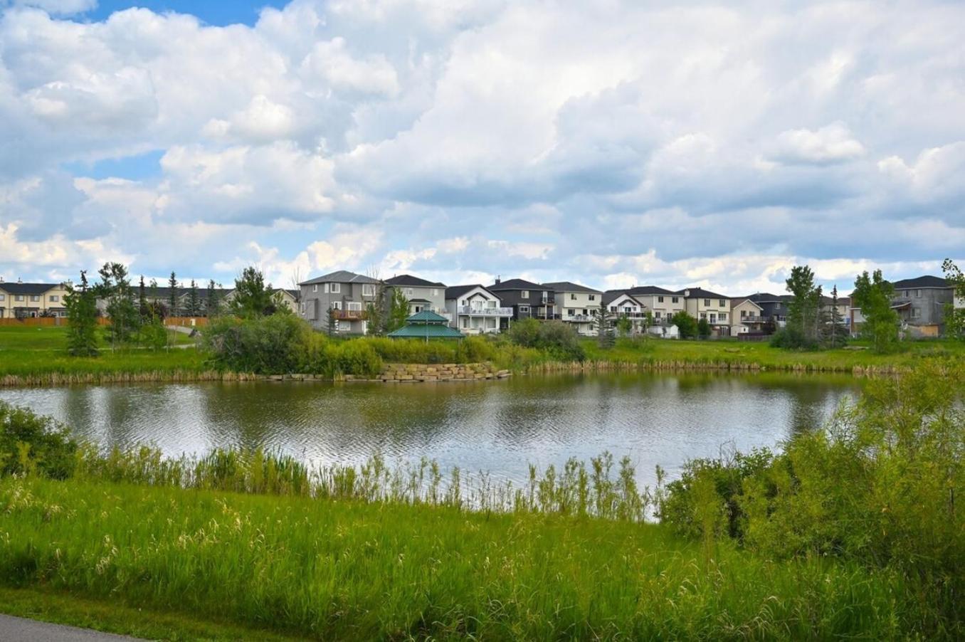 52-3 Bed Suite On Lake Central Ac By Airport YYC 외부 사진